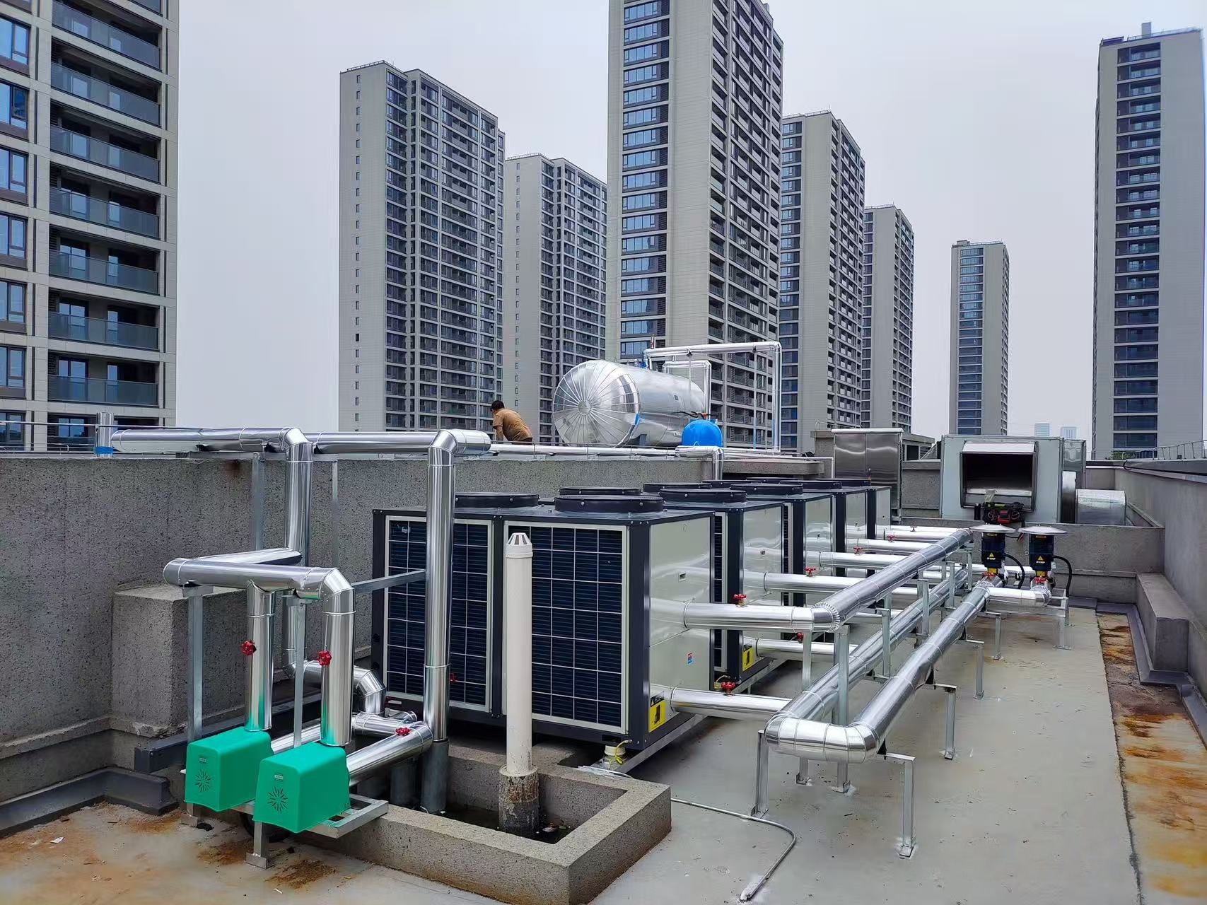 Uluslararası enerji dalgalanmaları yoğunlaştı ve çift kaynaklı ısı pompaları enerji tasarrufu, stabilite, maliyet azaltma ve verimlilik artışı sunuyor.