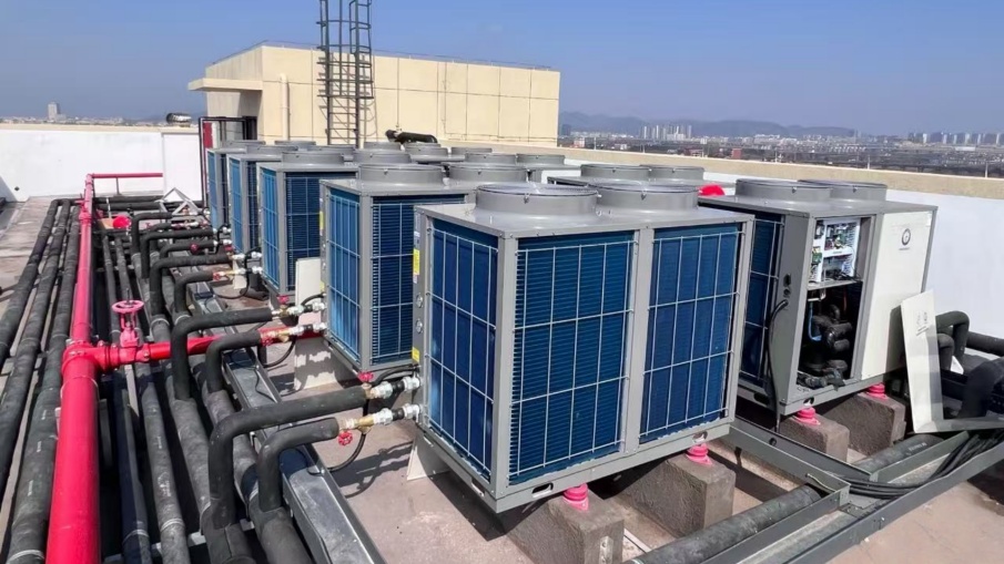 Kendi kendine inşa edilen fabrika binaları, parkta düşük karbonlu enerji tedariği için yeni bir model oluşturan çift kaynaklı ısı pompası sistemleriyle donatılmıştır Kendi kendine inşa edilen fabrika binaları, parkta düşük karbonlu enerji tedariği için yeni bir model oluşturan çift kaynaklı ısı pompası sistemleriyle donatılmıştır